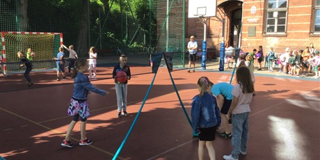 Powiększ grafikę: Uczniowie grają w badmintona.