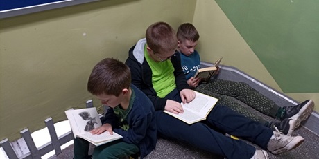 Powiększ grafikę: Grupa chłopców w kąciku z książkami.