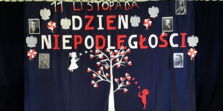 Powiększ grafikę: Dekoracja 11 listopada dzień niepodległości i biało-czerwone drzewo z serc.