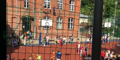 Powiększ grafikę: Zabawy sportowe na boisku szkolnym.