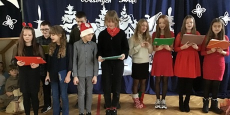 Powiększ grafikę: Chór szkolny śpiewa piosenki świąteczne.
