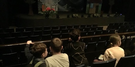 Powiększ grafikę: Uczniowie czekają na spektakl.