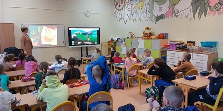 Powiększ grafikę: Uczniowie kl III oglądają prezentację multimedialną.