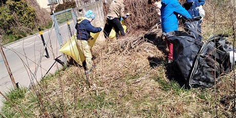 Powiększ grafikę: Klasa 1b sprząta świat wokół szkoły.