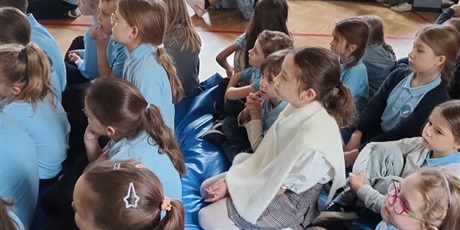 Powiększ grafikę: Uczniowie na apelu.