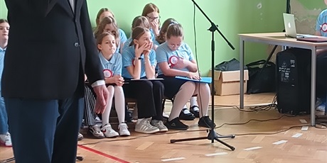 Powiększ grafikę: Pan Tomasz przybliża historię odzyskania niepodległości.