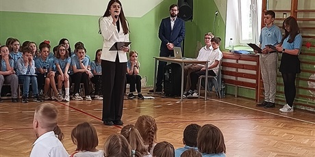 Powiększ grafikę: Reduta Ordona recytowana przez uczennicę klasy 8.