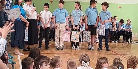 Powiększ grafikę: Pani Dyrektor wręcza nagrody.
