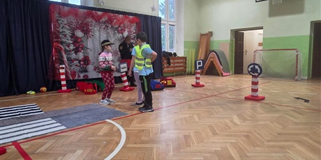 Powiększ grafikę: Nauka zasad bezpieczeństwa.