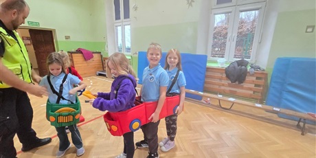 Powiększ grafikę: Poruszanie się po jezdni.