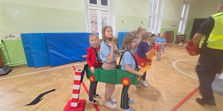 Powiększ grafikę: Poruszanie się po jezdni.