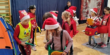 Powiększ grafikę: Zabawa w ruch drogowy.