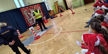 Powiększ grafikę: Poznajemy zasady ruchu drogowego.