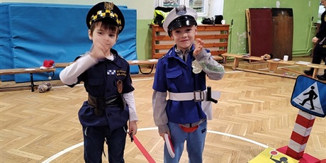 Powiększ grafikę: W mundurach.