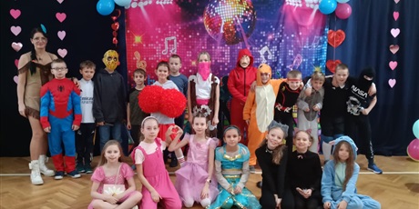 Powiększ grafikę: Klasa 3 na balu.