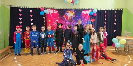 Powiększ grafikę: Klasa 2a na balu.