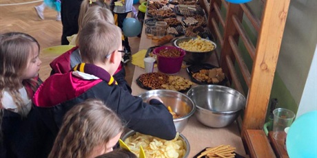 Powiększ grafikę: Poczęsunek.