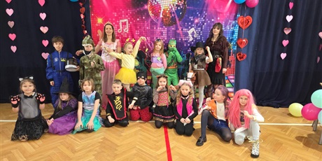 Powiększ grafikę: Klasa 1a na balu.