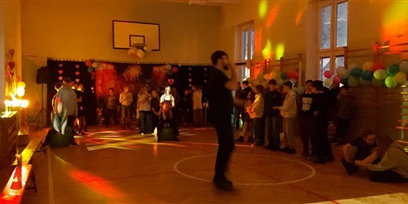 Powiększ grafikę: Zabawa klas starszych.