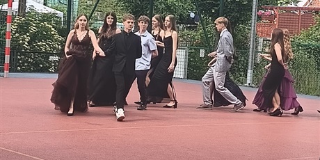 Powiększ grafikę: Polonez ósmoklasistów.