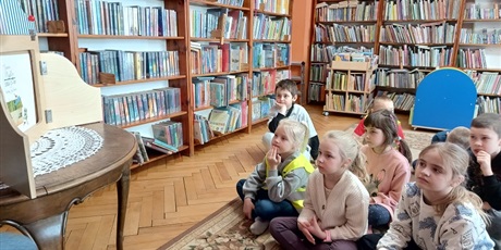 Powiększ grafikę: Słuchanie opowieści o drodze dzieci do szkoły.