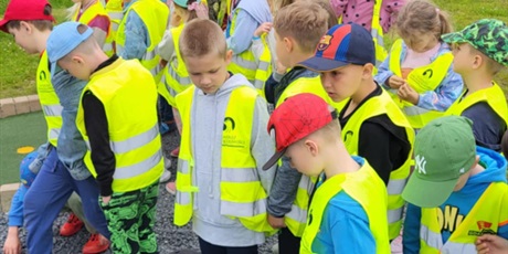 Powiększ grafikę: Grupa uczniów podczas rozwiązywania zadania.
