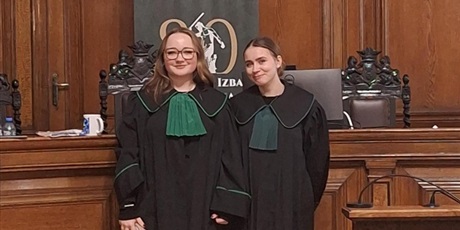 Powiększ grafikę: Uczennice w togach.