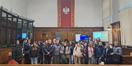 Powiększ grafikę: Klasa 7 i 8 w sądzie.