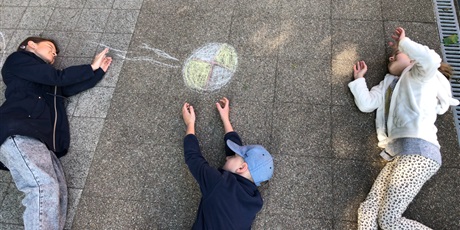 Powiększ grafikę: Dzieci grają narysowana piłką.