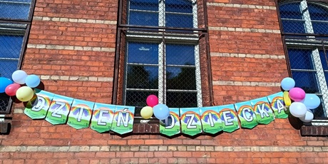 Powiększ grafikę: Napis Dzień Dziecka na szkole.
