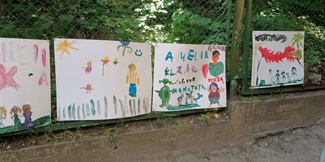 Powiększ grafikę: Plakaty malowane przez dzieci.