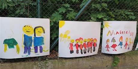 Powiększ grafikę: Plakaty malowane przez dzieci.