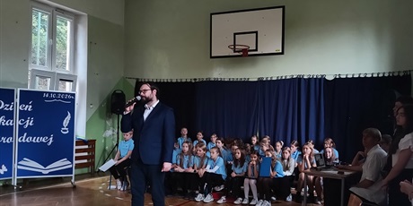 Powiększ grafikę: Pan Tomasz prowadzi uroczysty apel.