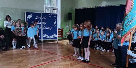 Powiększ grafikę: Klasa 2a bada zdolności nauczyciela.