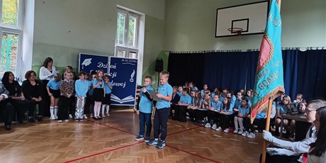 Powiększ grafikę: Klasa druga prowadzi obserwacje nauczyciela.