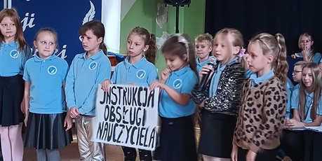 Powiększ grafikę: Uczniowie szukają mocnych stron pedagoga.