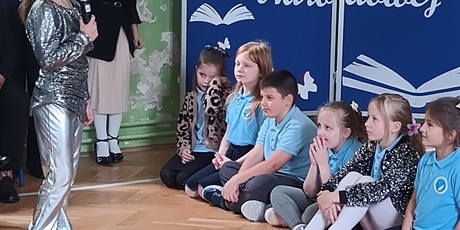 Powiększ grafikę: Nauczyciel przyszłości rozmawia z uczniami.