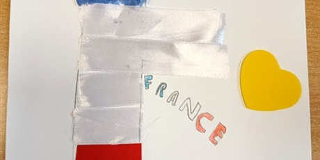 Powiększ grafikę: F jak Francja. Papier, wstążka, serce.