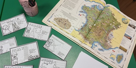 Powiększ grafikę: Zabawa z atlasem w bibliotece.