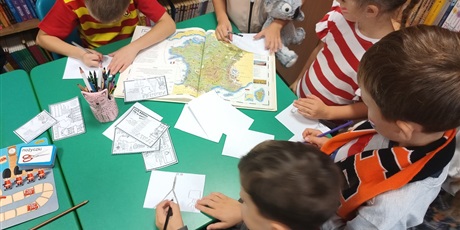 Powiększ grafikę: Szukanie informacji o krajach.