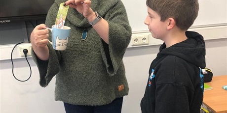 Powiększ grafikę: Wręczanie nagrody laureatowi.