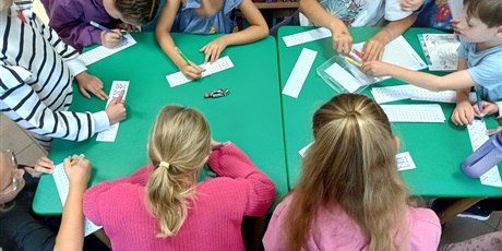 Powiększ grafikę: Praca w bibliotece nad zakładką.