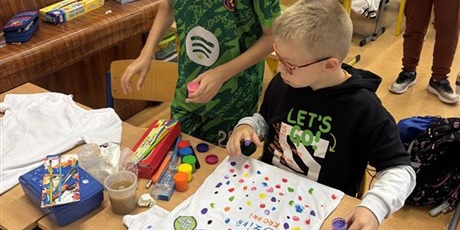 Powiększ grafikę: Malowanie kropek na koszulkach.