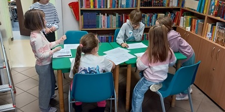 Powiększ grafikę: Przerwa w bibliotece.