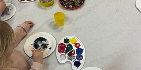 Powiększ grafikę: Malowanie donatów.