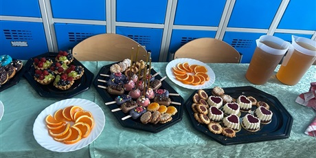 Powiększ grafikę: Poczęstunek.