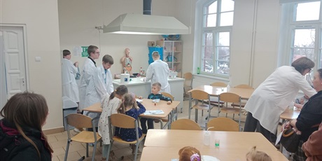 Powiększ grafikę: Doświadczenia i eksperymenty.