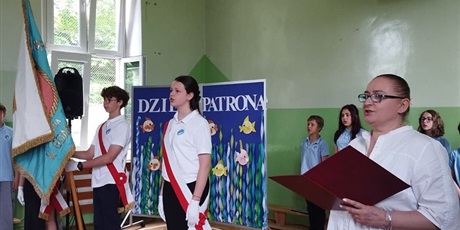 Powiększ grafikę: Odśpiewanie hymnu szkoły.
