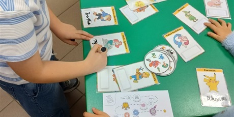 Powiększ grafikę: Zabawy dzieci na przerwach.