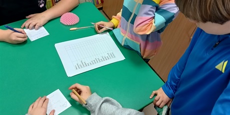 Powiększ grafikę: Rozwiązywanie zagadek.